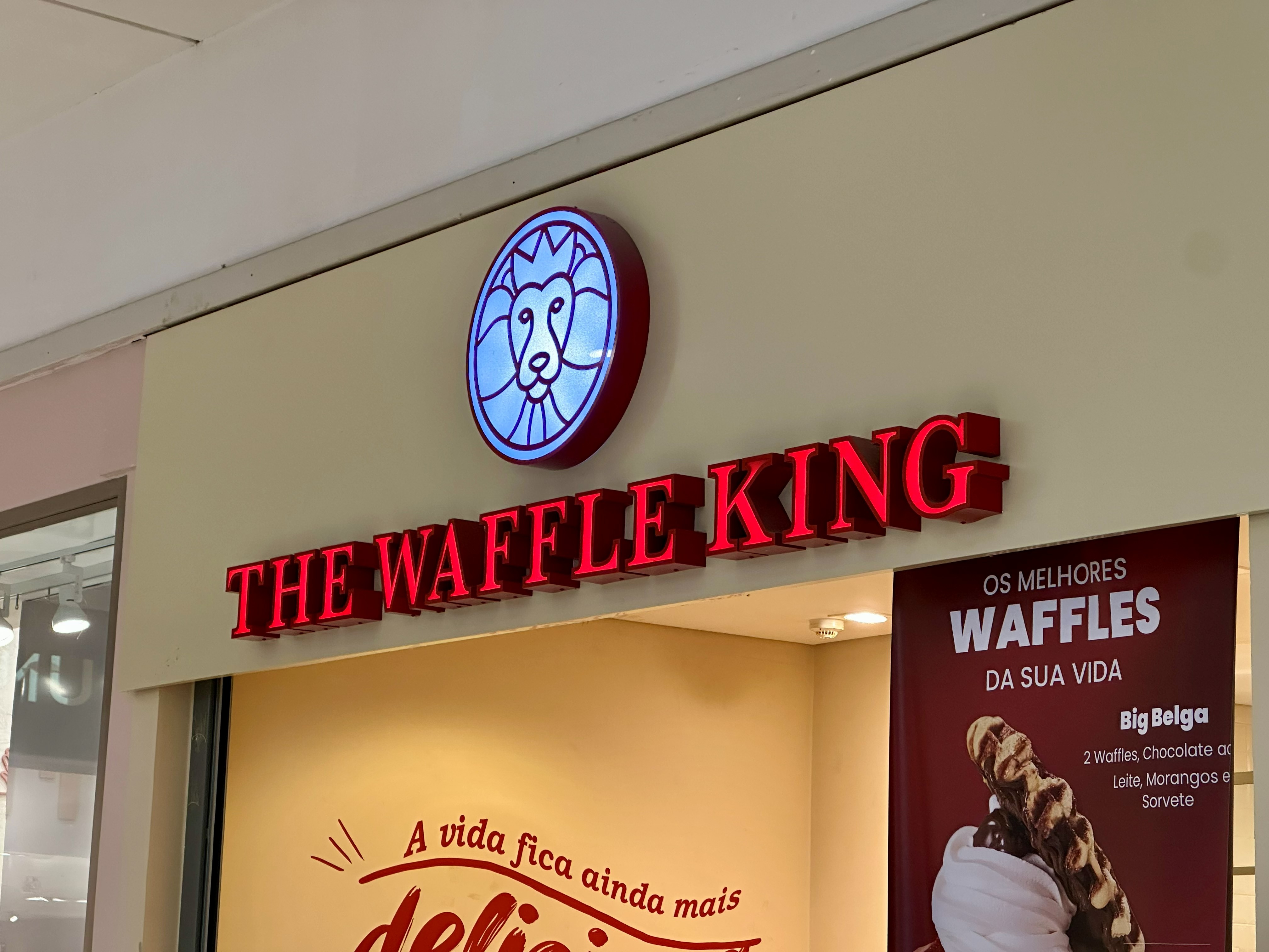 Letras caixa em fachada comercial